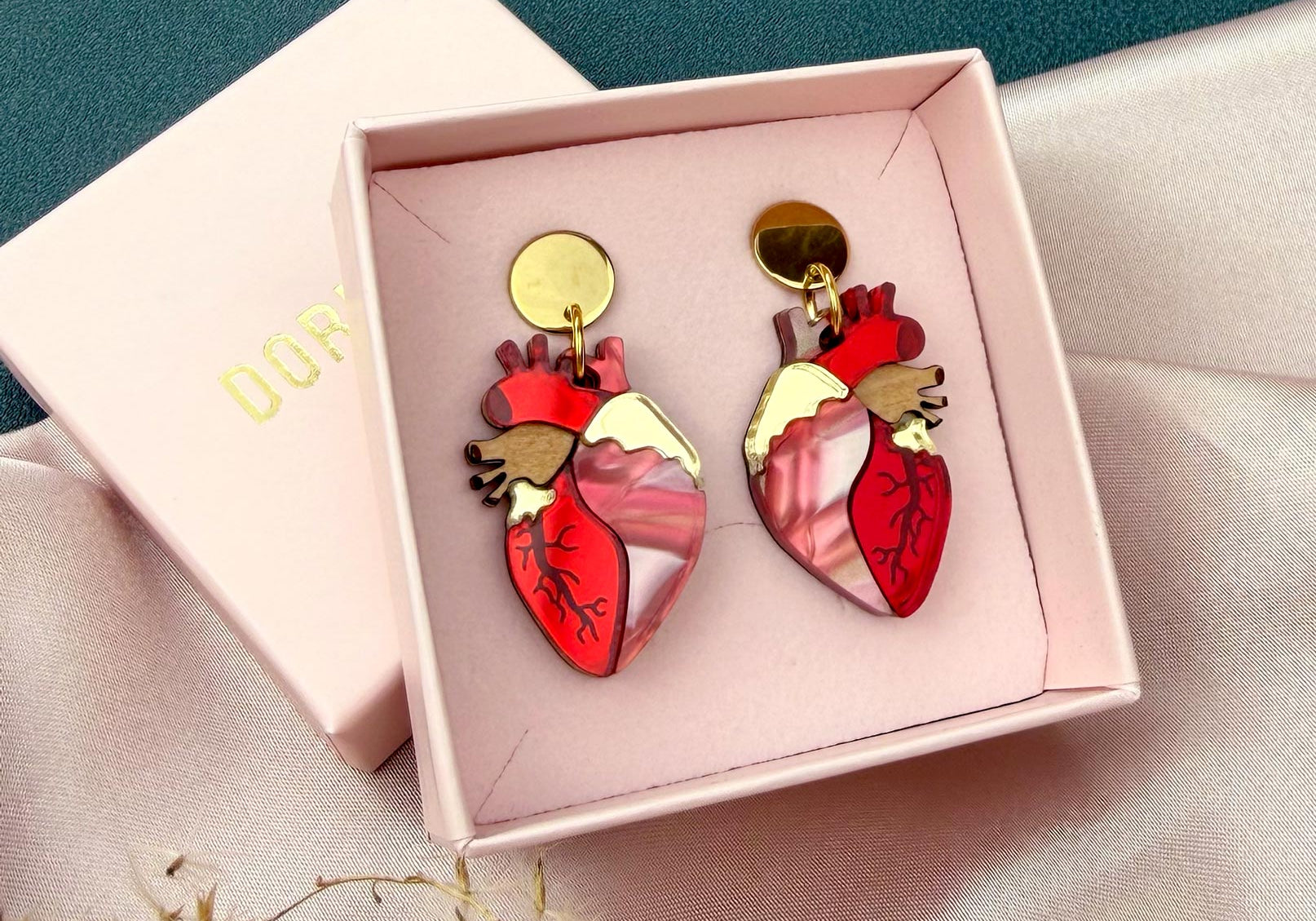 How to Give Jewelry as a Gift Without Getting It Wrong: The Complete Guide